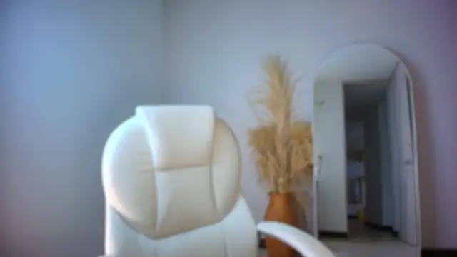 auroracaruso11 online show from November 12, 2025, 8:23 pm