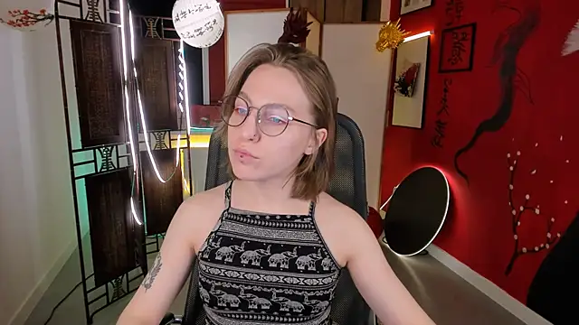 Snapshot of AphexQueen chatting on February 18, 2025, 9:10 am AphexQueen online show from February 18, 2025, 9:10 am