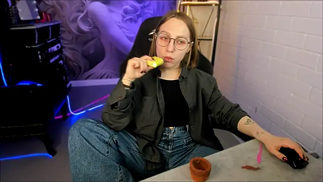 Snapshot of AphexQueen chatting on February 27, 2025, 12:12 pm AphexQueen online show from February 27, 2025, 12:12 pm