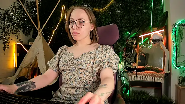 Snapshot of AphexQueen chatting on September 29, 2025, 10:44 am AphexQueen online show from September 29, 2025, 10:44 am