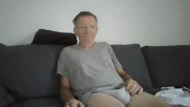 naturiste974 online show from June 3, 2026, 4:46 am