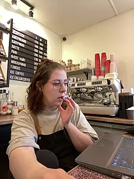 Snapshot of cinnabon_ chatting on April 28, 2026, 9:35 am cinnabon online show from April 28, 2026, 9:35 am