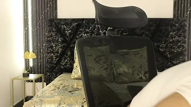 Emy leon online show from November 24, 2025, 7:58 pm