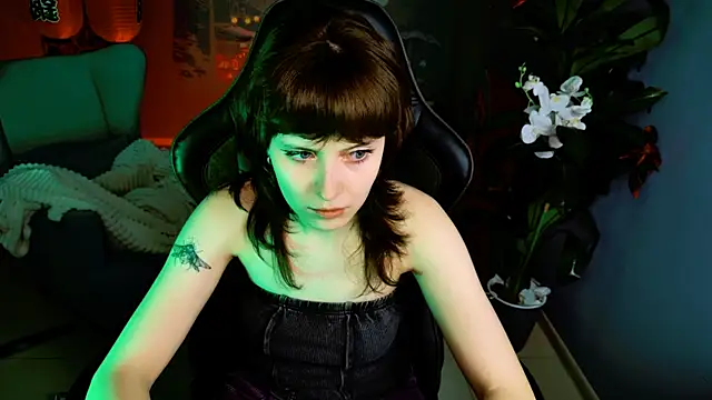 LolaAsmus online show from April 9, 2026, 3:51 pm