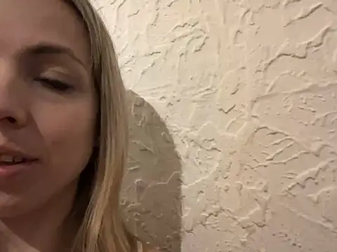 Snapshot of Annelibre chatting on January 1, 2025, 9:41 pm Annelibre online show from January 1, 2025, 9:41 pm