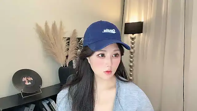 Strawberrybabyy1 online show from March 17, 2025, 2:01 pm