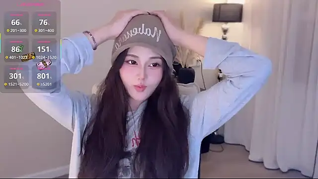 Strawberrybabyy1 online show from October 8, 2025, 2:29 pm