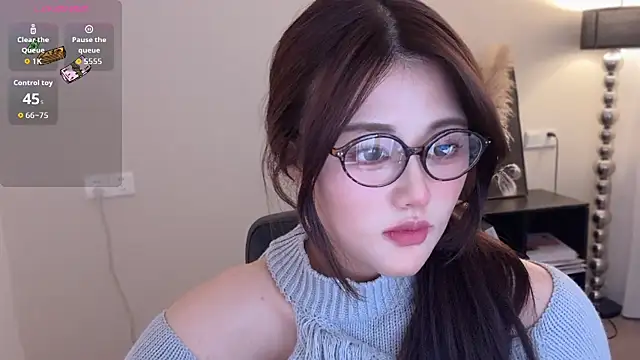 Strawberrybabyy1 online show from November 18, 2025, 11:48 pm