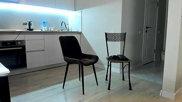 Emma Flin online show from December 4, 2025, 11:20 am