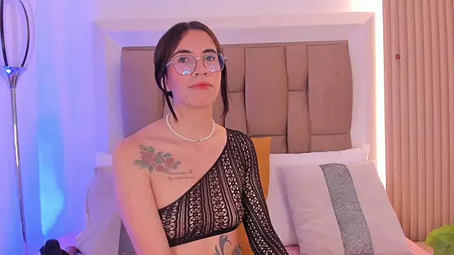 Snapshot of Clarisse28 chatting on October 12, 2025, 7:04 pm Clarisse28 online show from October 12, 2025, 7:04 pm