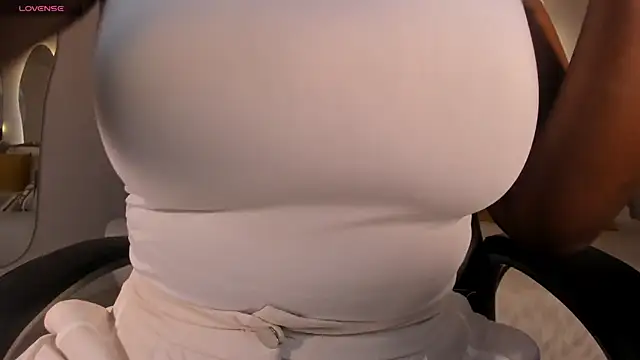 Snapshot of SavannahStorm chatting on December 17, 2025, 12:32 pm SavannahStorm online show from December 17, 2025, 12:32 pm