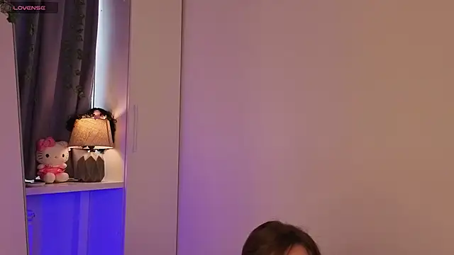 Snapshot of elfinvibes chatting on April 7, 2026, 10:39 am elfinvibes online show from April 7, 2026, 10:39 am