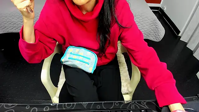 Abrillee1 online show from February 24, 2025, 7:41 pm