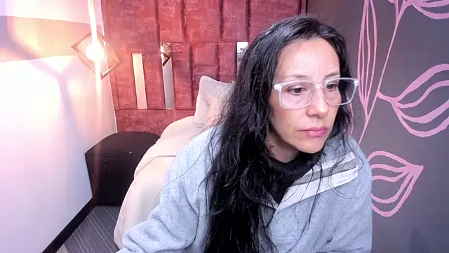 Abrillee1 online show from November 7, 2025, 12:10 pm