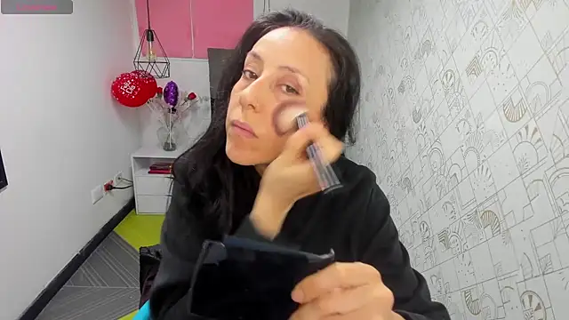 Abrillee1 online show from March 11, 2025, 11:44 am