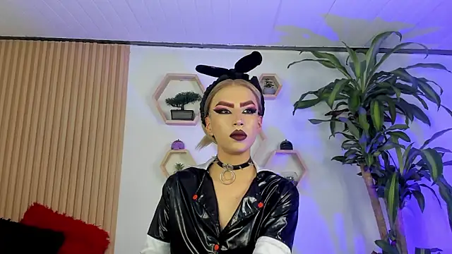 Snapshot of BrianaSchafer chatting on November 24, 2025, 5:24 pm BrianaSchafer online show from November 24, 2025, 5:24 pm