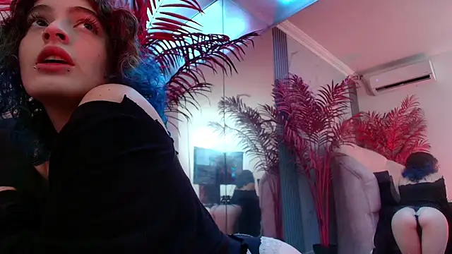 EvaHalsey online show from December 1, 2025, 7:59 pm