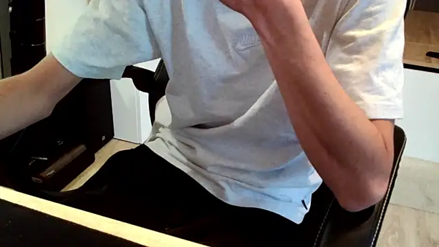 Snapshot of ElViko11 chatting on October 30, 2025, 8:34 am ElViko11 online show from October 30, 2025, 8:34 am