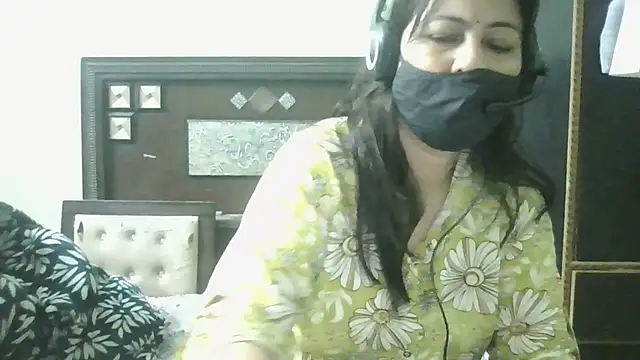couplesuni online show from May 18, 2026, 2:23 am