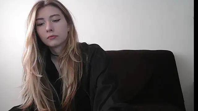 ErikaShyy online show from September 8, 2025, 3:11 pm