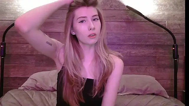 ErikaShyy online show from March 11, 2025, 12:28 pm