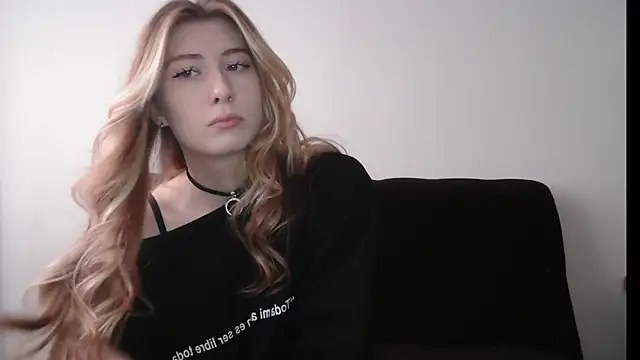 ErikaShyy online show from November 6, 2025, 11:14 am