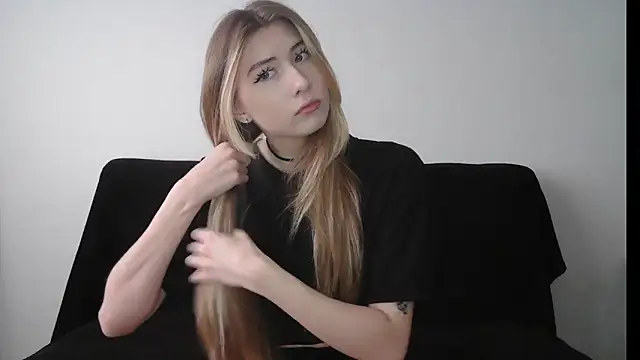 ErikaShyy online show from October 3, 2025, 9:33 am