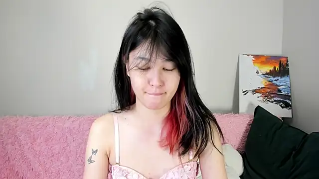 Lola Peach online show from July 17, 2026, 4:32 am
