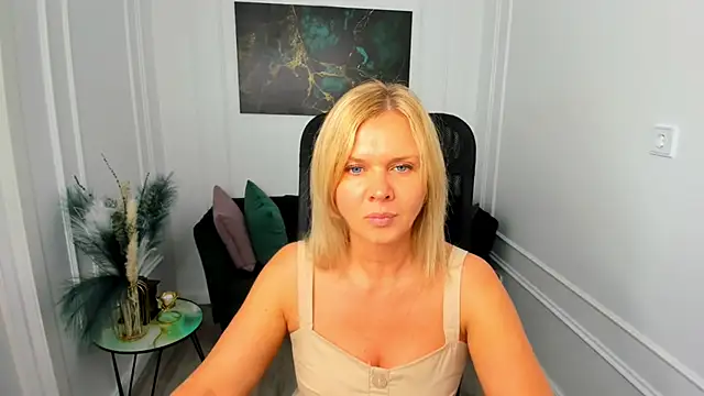 AgathaKlouin online show from May 19, 2026, 7:32 pm