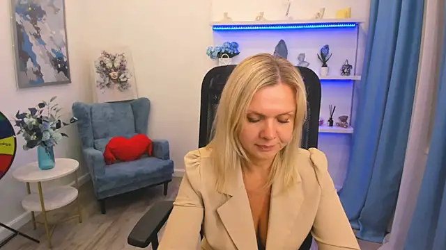 AgathaKlouin online show from April 16, 2026, 9:39 pm