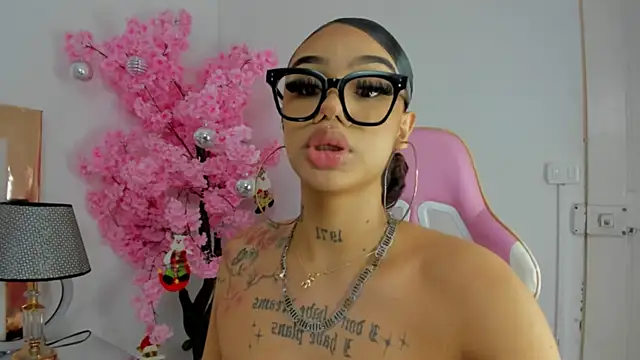 Snapshot of Mia_Jansen chatting on December 27, 2024, 9:22 pm Mia Jansen online show from December 27, 2024, 9:22 pm