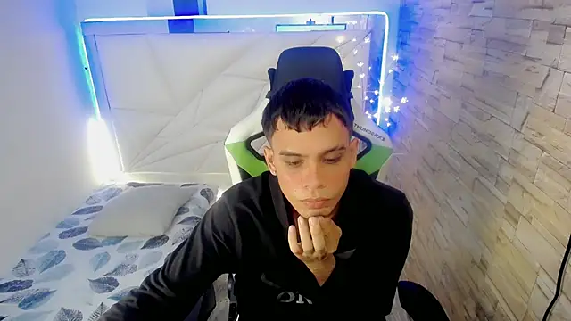 zacariasss  online show from December 10, 2024, 8:27 pm