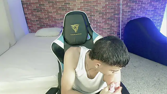 zacariasss  online show from September 11, 2025, 4:12 am