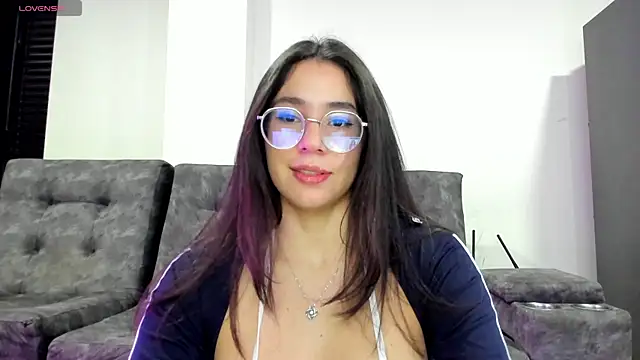 emmadiaz1 online show from November 12, 2025, 4:27 am