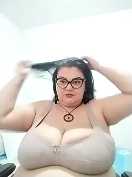 Madisonpalacio online show from February 13, 2026, 5:02 pm