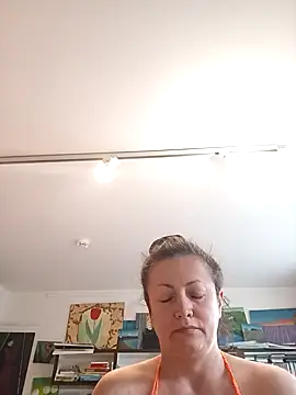 MariaAnaSunshine online show from October 7, 2025, 1:56 pm