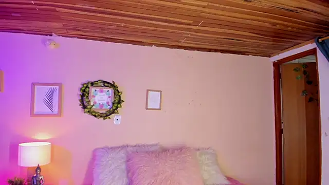 Snapshot of honey_fox1 chatting on March 15, 2025, 6:43 pm honey fox1 online show from March 15, 2025, 6:43 pm