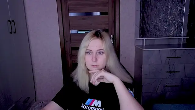 Kristy-Max online show from April 20, 2026, 8:43 pm