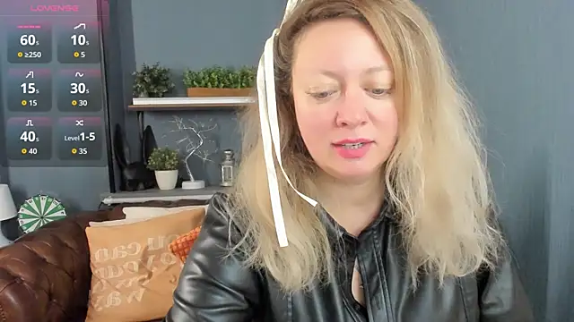 JesiaFoxi online show from November 22, 2025, 1:32 pm