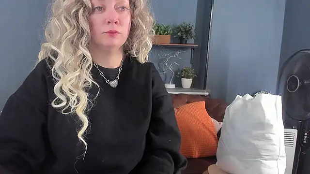 JesiaFoxi online show from February 20, 2026, 1:35 pm