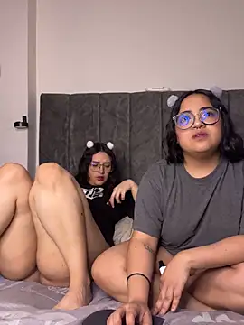 Snapshot of maddie-and-chelsea- chatting on April 13, 2026, 11:47 am maddie-and-chelsea- online show from April 13, 2026, 11:47 am