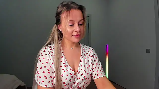  cometoseeme  online show from December 17, 2025, 2:55 pm