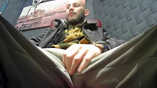 Snapshot of hardbigcock16 chatting on January 16, 2026, 6:28 am hardbigcock16 online show from January 16, 2026, 6:28 am