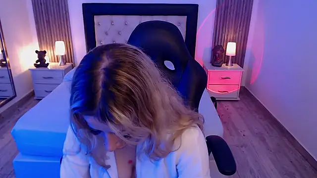 zoe jones13 online show from October 2, 2025, 3:10 am