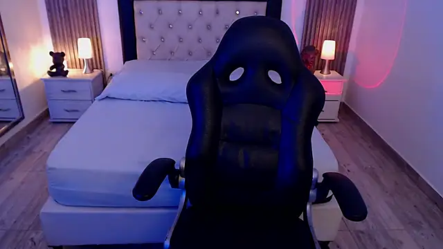 zoe jones13 online show from September 30, 2025, 3:23 am