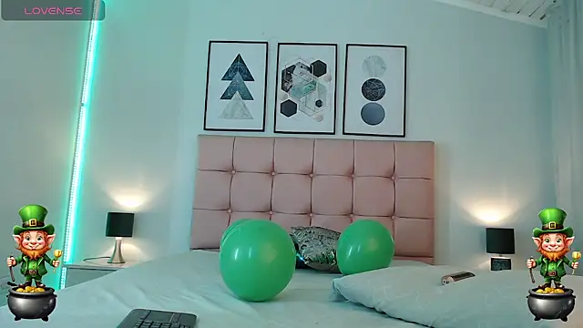 zoe jones13 online show from March 18, 2025, 10:07 am