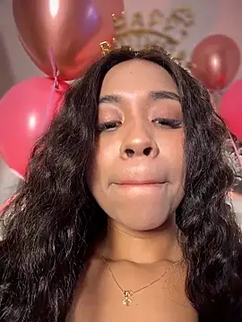 Snapshot of bella__honey chatting on December 16, 2025, 1:43 am bella honey online show from December 16, 2025, 1:43 am