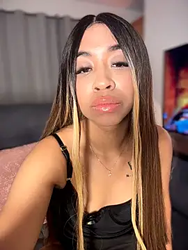 Snapshot of bella__honey chatting on November 23, 2025, 6:01 am bella honey online show from November 23, 2025, 6:01 am