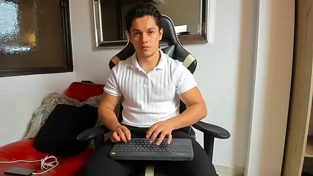 julian wallace online show from April 13, 2026, 4:44 pm