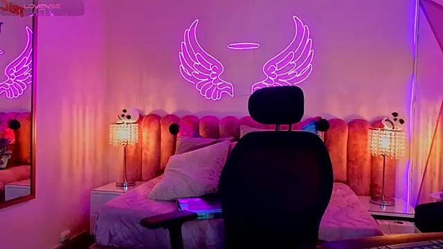  scarletmoore online show from October 25, 2025, 1:23 pm